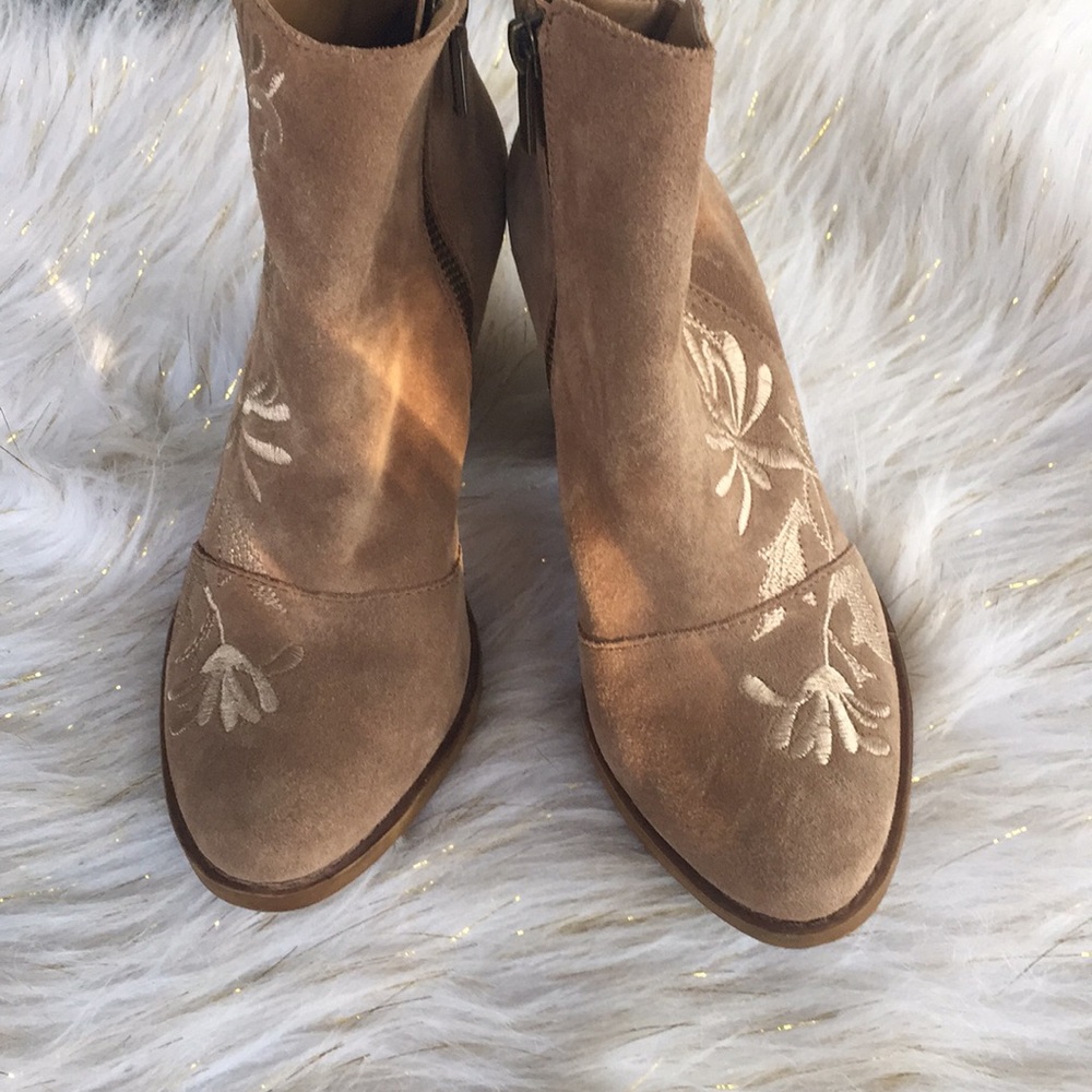 Lucky Brand size 6 booties tan/ creme - Picture 2 of 7